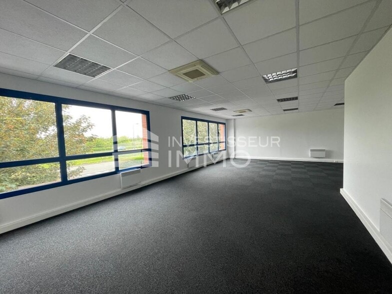 Flex in Lieusaint for lease - Interior Photo - Image 3 of 3