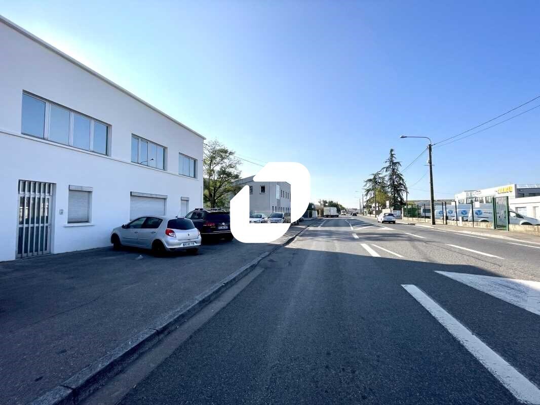 Office in Décines-Charpieu for lease Building Photo- Image 1 of 11