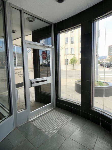 201 N Wolcott St, Casper, WY à louer - Photo du bâtiment - Image 3 de 5