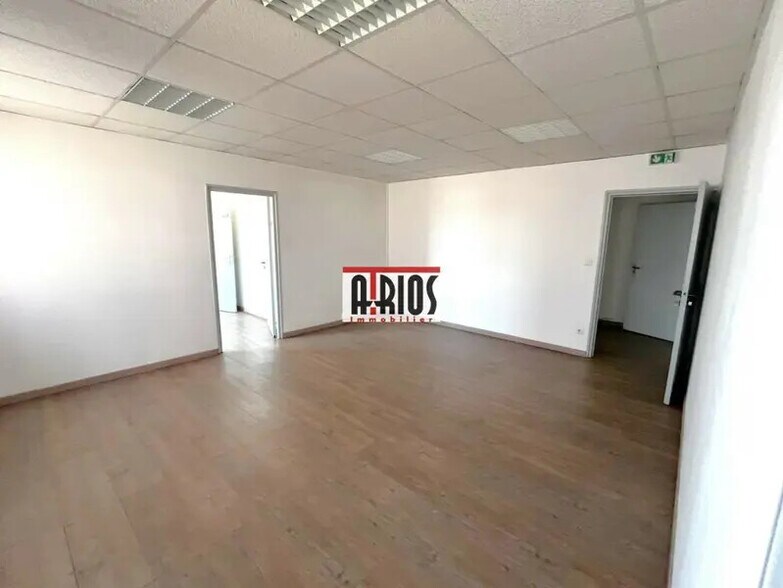 Office in La Garde for lease - Interior Photo - Image 2 of 6