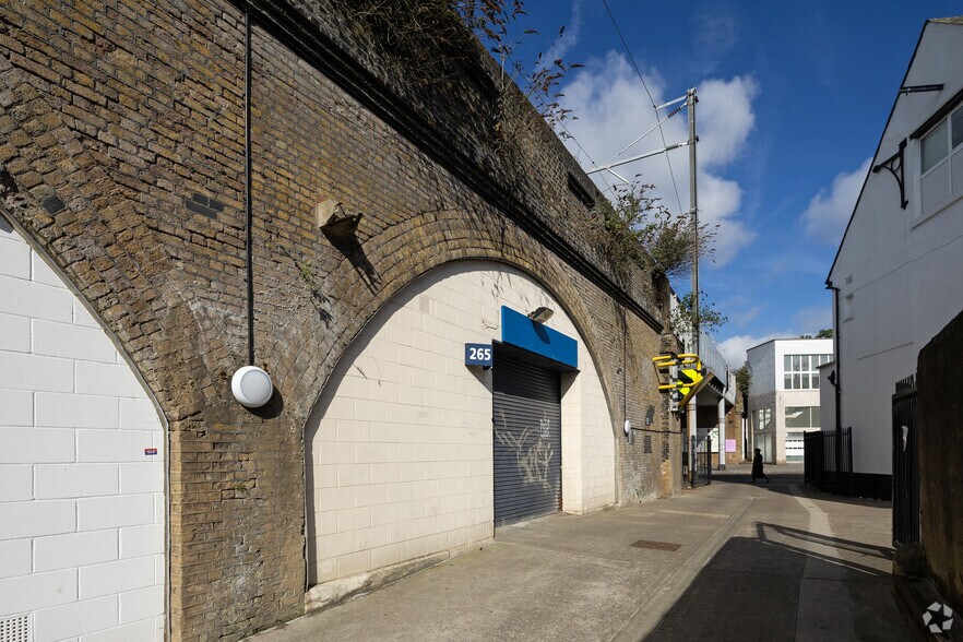 Lancaster Rd, Londres à louer - Photo du bâtiment - Image 3 de 3