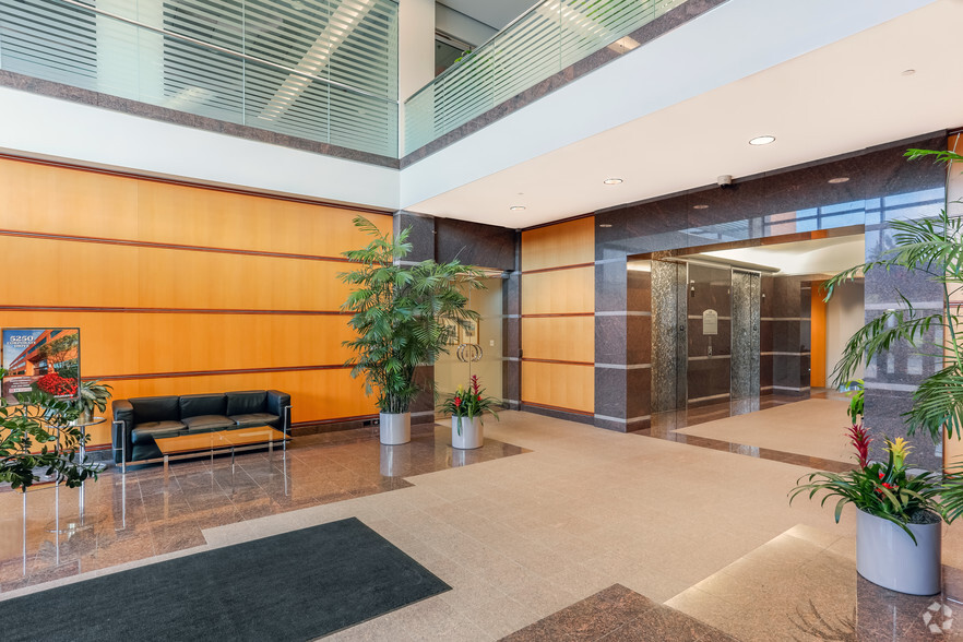 5250 Corporate Dr, Troy, MI for lease - Lobby - Image 2 of 6