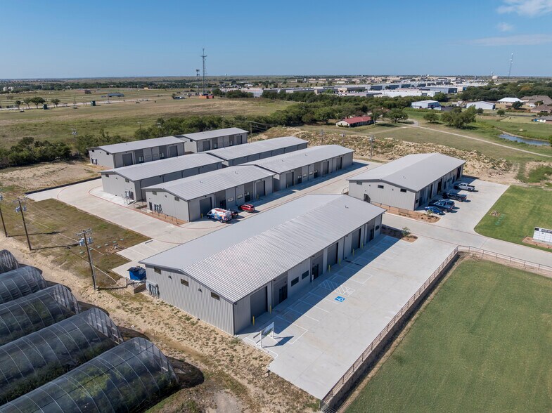 6451 Silver Saddle Rd, Fort Worth, TX à louer - Photo du bâtiment - Image 3 de 40