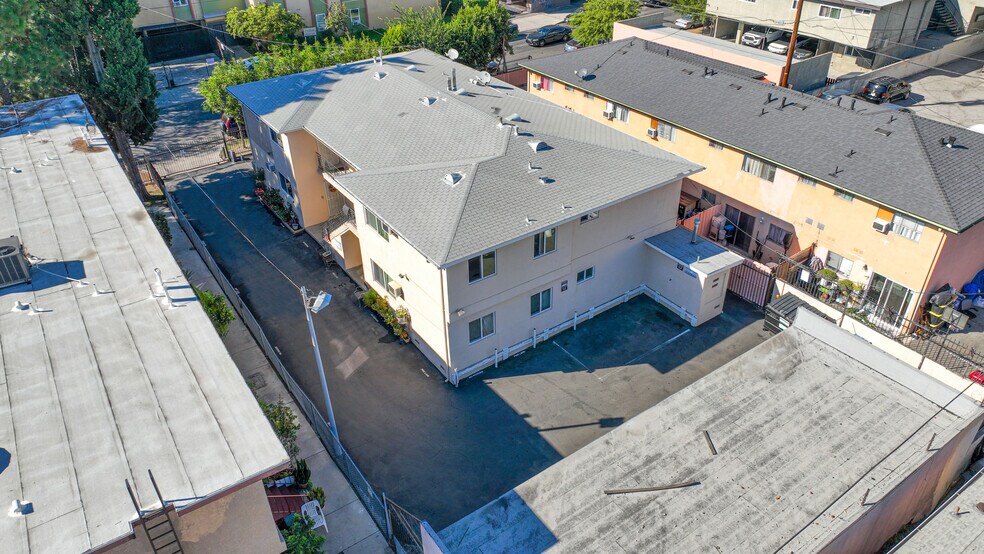 6934 Hinds Ave, North Hollywood, CA à vendre - Photo du bâtiment - Image 2 de 10