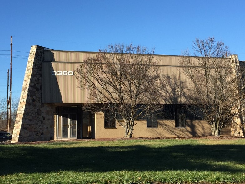 3350 Progress Dr, Bensalem, PA à louer - Photo du bâtiment - Image 2 de 7