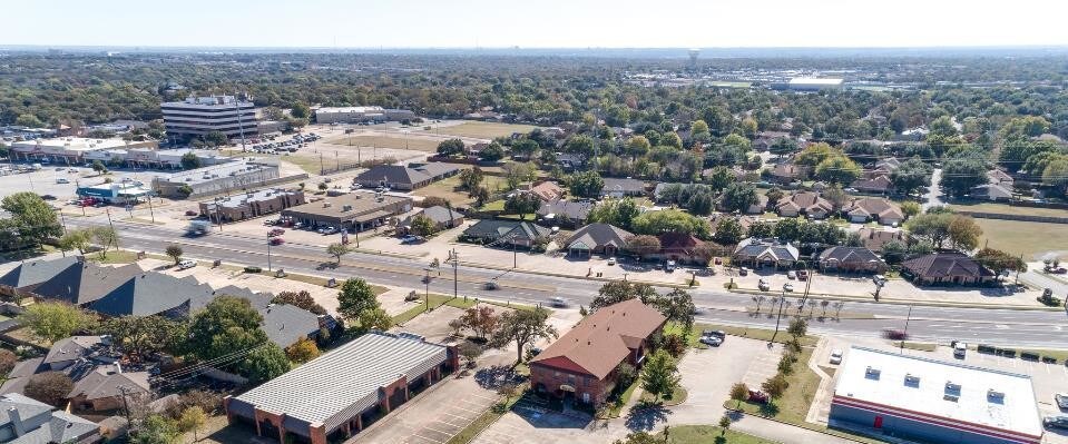 313 Harwood Rd, Bedford, TX à louer - Photo du bâtiment - Image 3 de 17