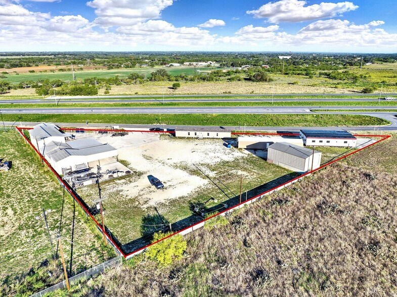 389 Interstate 35 S, Devine, TX à louer - Photo du bâtiment - Image 3 de 52
