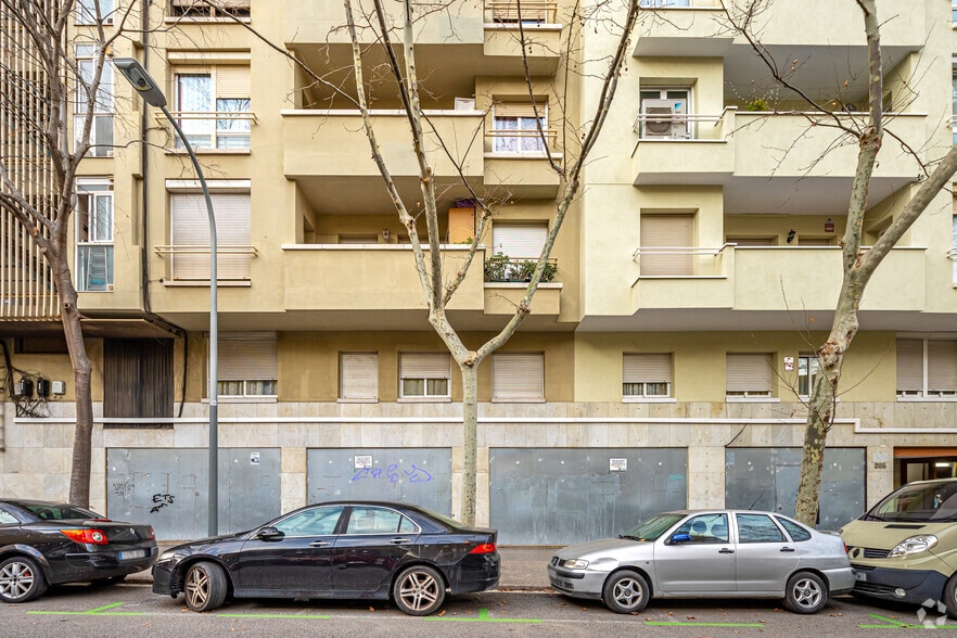 Retail in Barcelona, Barcelona for lease - Building Photo - Image 3 of 4