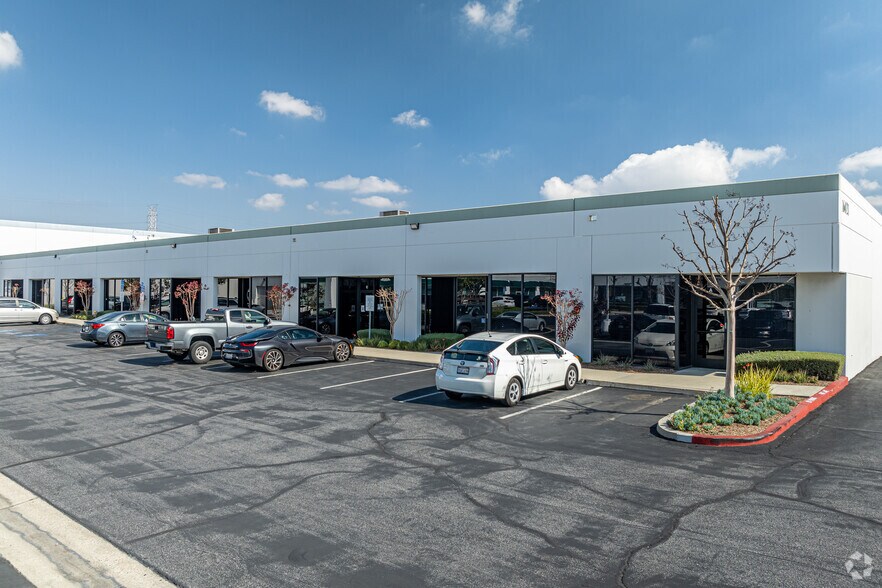 16021 Arrow Hwy, Irwindale, CA à louer - Photo du bâtiment - Image 2 de 28