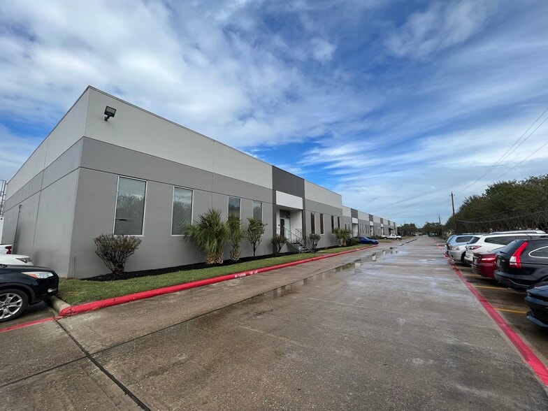 16920 Texas Ave, Webster, TX for lease - Building Photo - Image 3 of 8