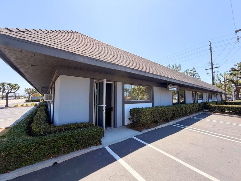2227-2229 S Wright St, Santa Ana, CA for lease - Building Photo - Image 2 of 14
