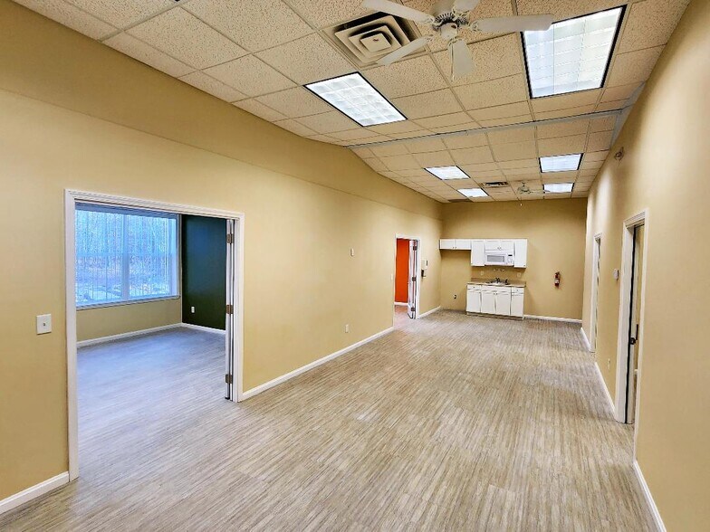 3 Winnenden Rd, Norwich, CT for lease - Interior Photo - Image 3 of 20