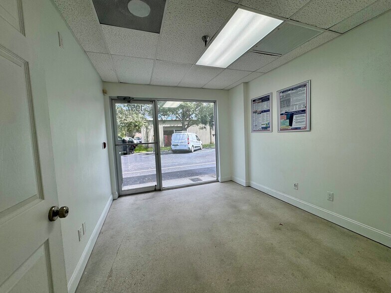 1957 Barber Rd, Sarasota, FL à louer - Photo du bâtiment - Image 3 de 6