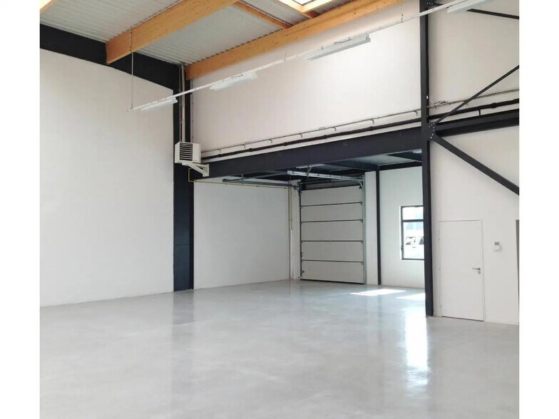 Local d'activités dans Lieusaint à vendre - Photo du bâtiment - Image 2 de 5