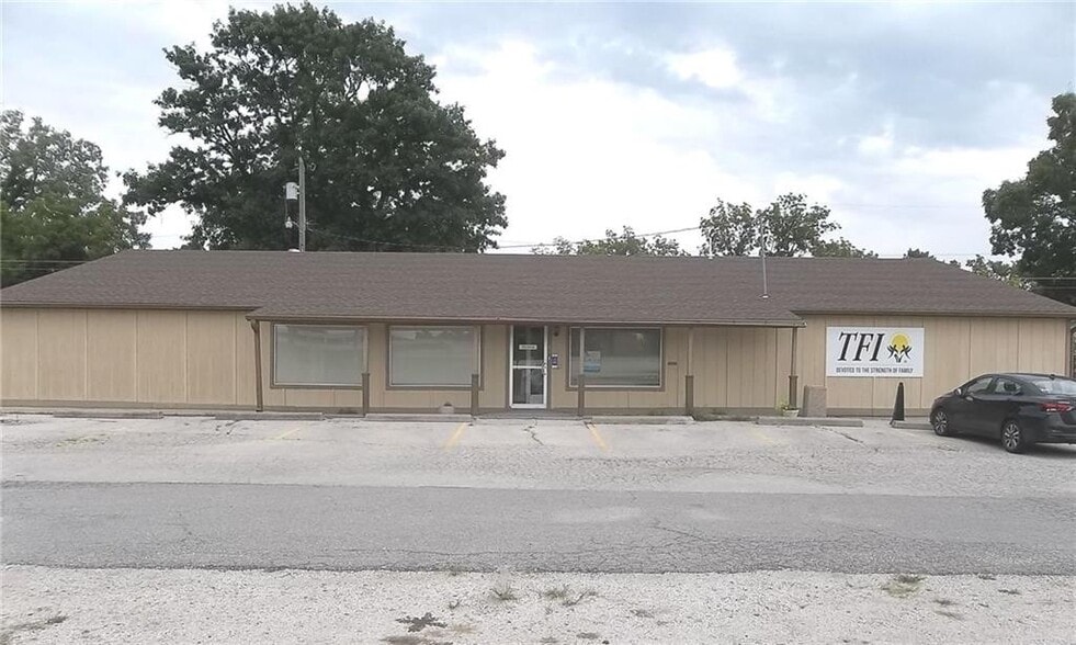 501 N State St, Iola, KS for sale - Building Photo - Image 1 of 1