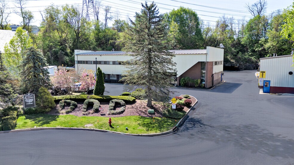 3 Browns Ln, Hawthorne, NY à louer - Photo du bâtiment - Image 2 de 7