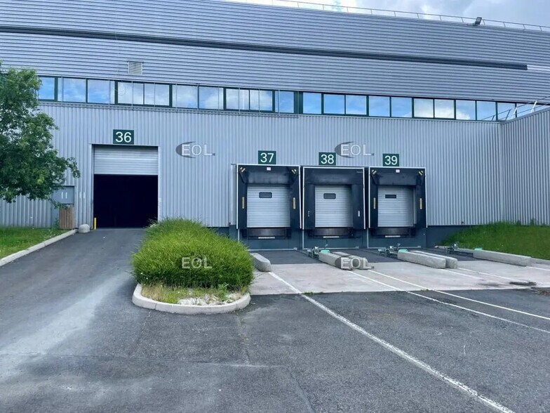 Industrial in Lisses for lease - Building Photo - Image 3 of 6