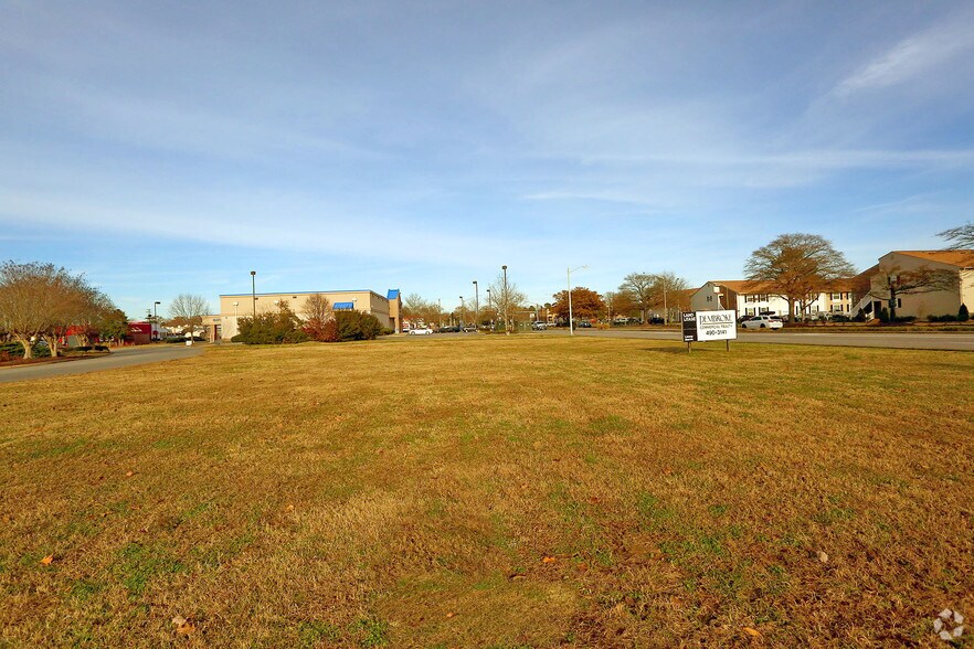 S PLAZA Trl, Virginia Beach, VA à louer - Photo du bâtiment - Image 2 de 3