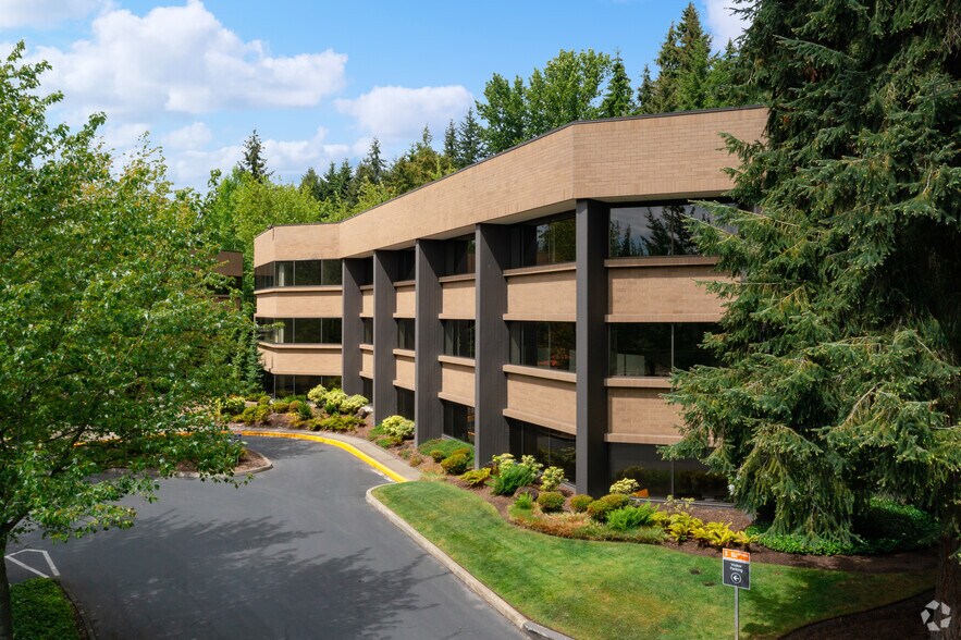 11808 Northup Way, Bellevue, WA à louer - Photo du bâtiment - Image 2 de 7
