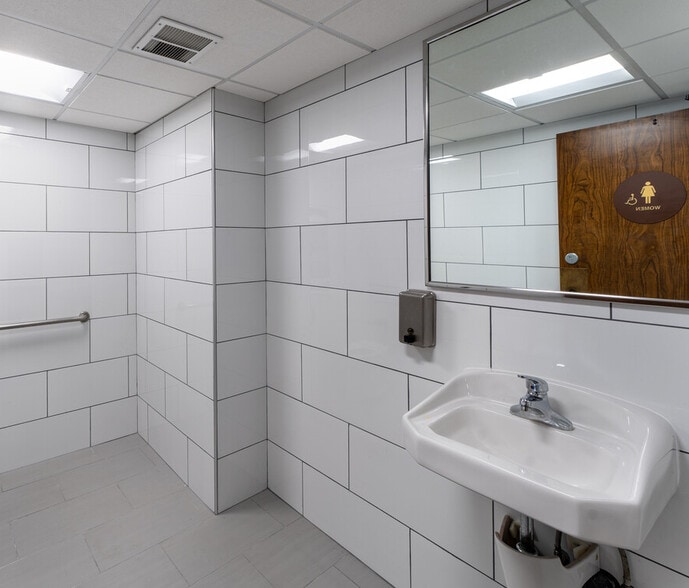 1818 N Orange Grove Ave, Pomona, CA for lease - Interior Photo - Image 3 of 26