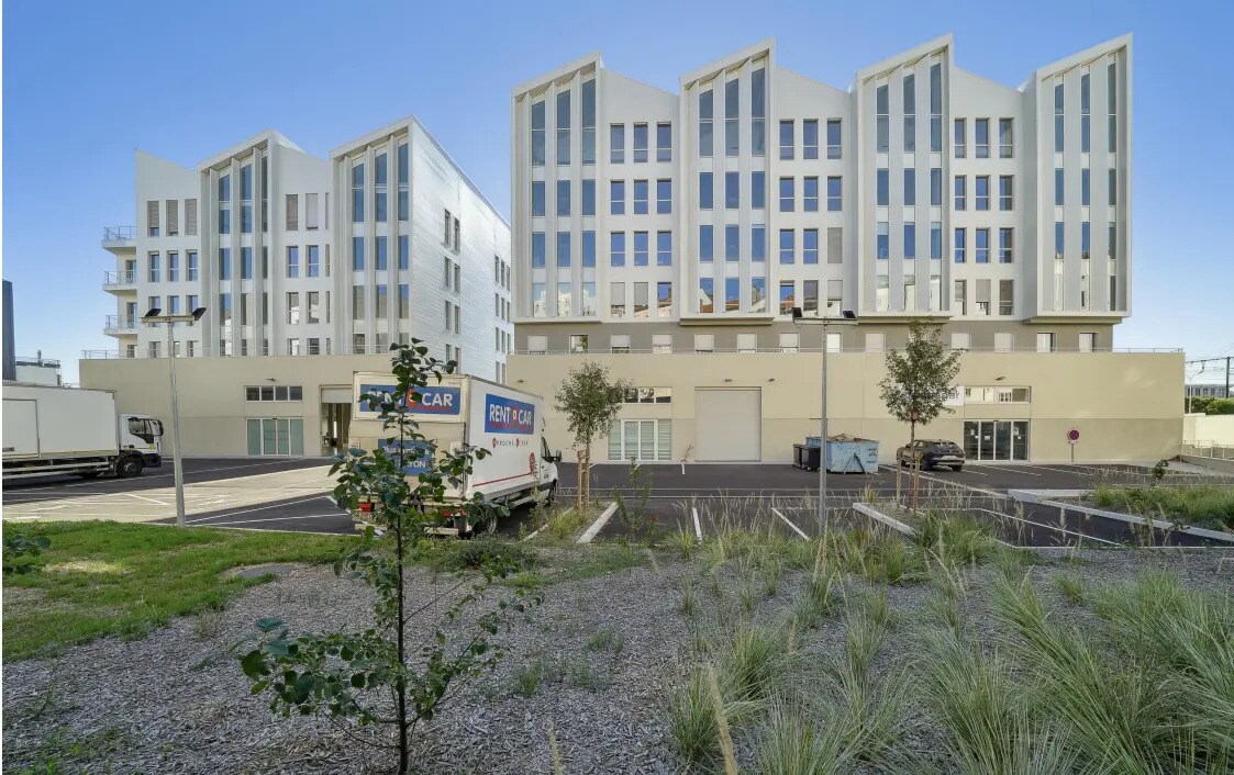 Flex in Lyon for lease Building Photo- Image 1 of 5