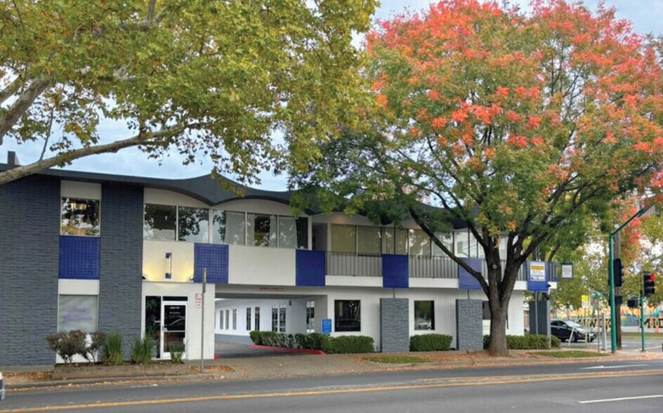 930 Alhambra Blvd, Sacramento, CA à louer - Photo du bâtiment - Image 2 de 26