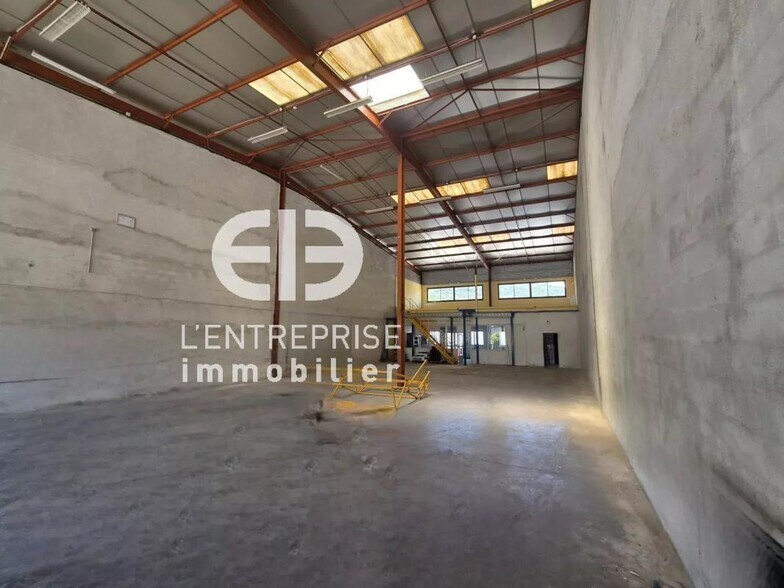 Industrial in Carros for lease - Building Photo - Image 2 of 11