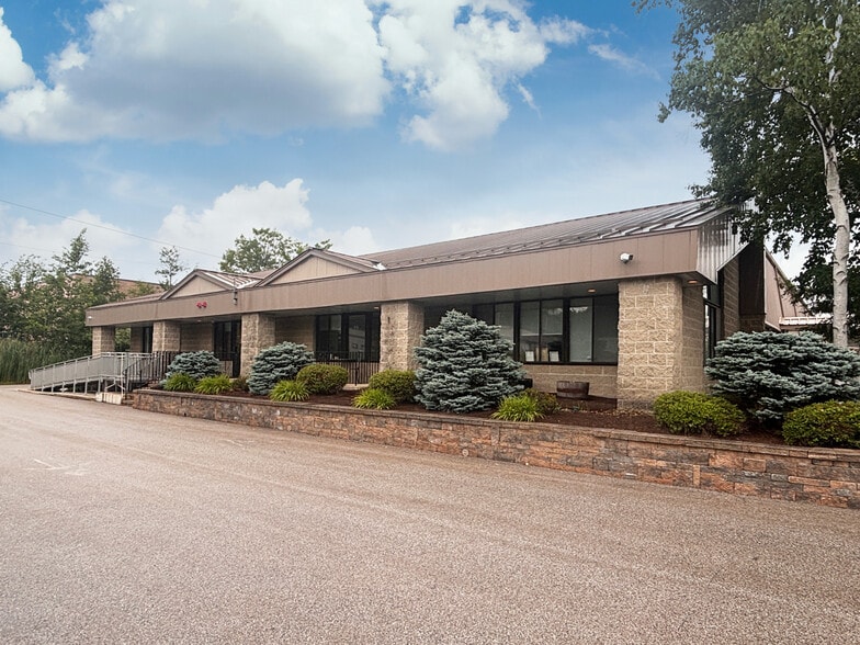 669 E Industrial Park Dr, Manchester, NH for lease - Building Photo - Image 2 of 13