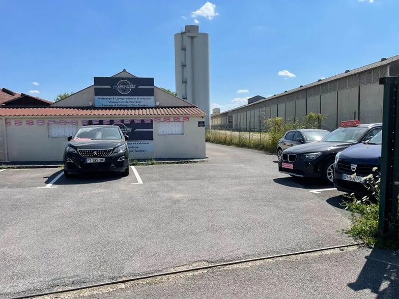 Flex in Pont-Sainte-Maxence for lease - Building Photo - Image 1 of 4