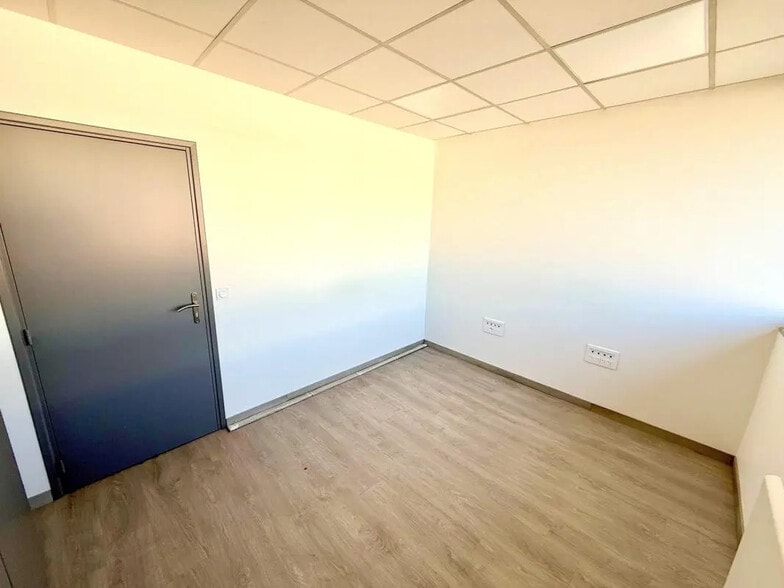 Office in Saint-Germain-en-Laye for lease - Interior Photo - Image 3 of 7