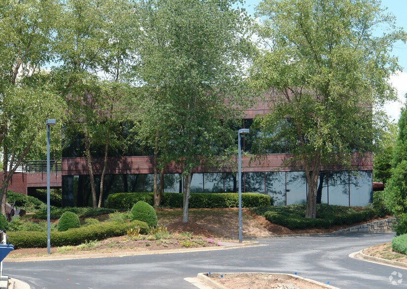 8800 Roswell Rd, Atlanta, GA à louer - Photo du bâtiment - Image 2 de 7