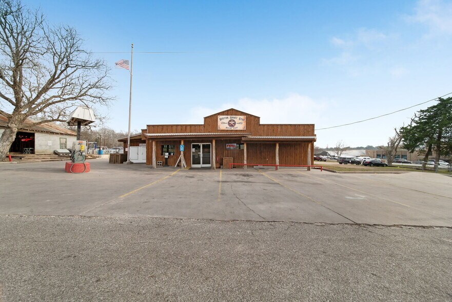 12390 Farm to Market 390 W Rd, Burton, TX à vendre - Photo du bâtiment - Image 2 de 42