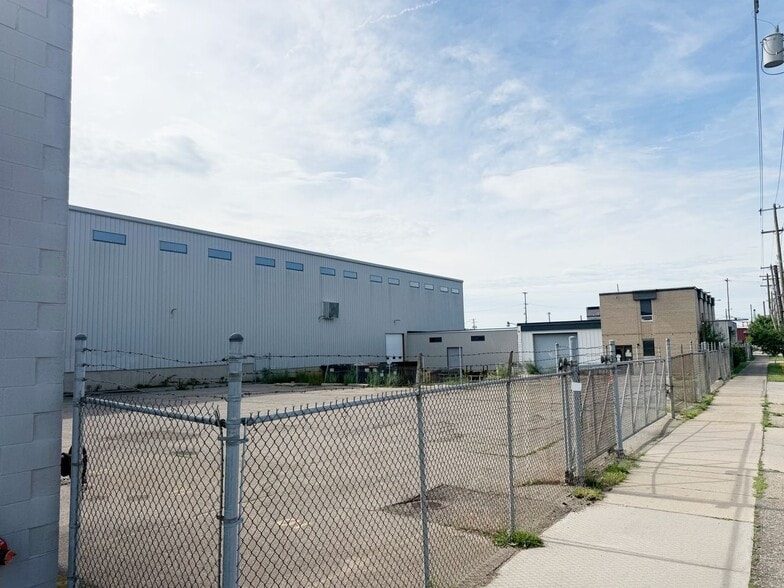 210 Hall St SW, Grand Rapids, MI for sale - Building Photo - Image 3 of 10