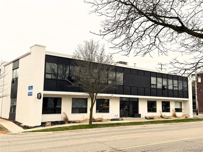801 S Adams Rd, Birmingham, MI à louer - Photo intérieure - Image 1 de 6