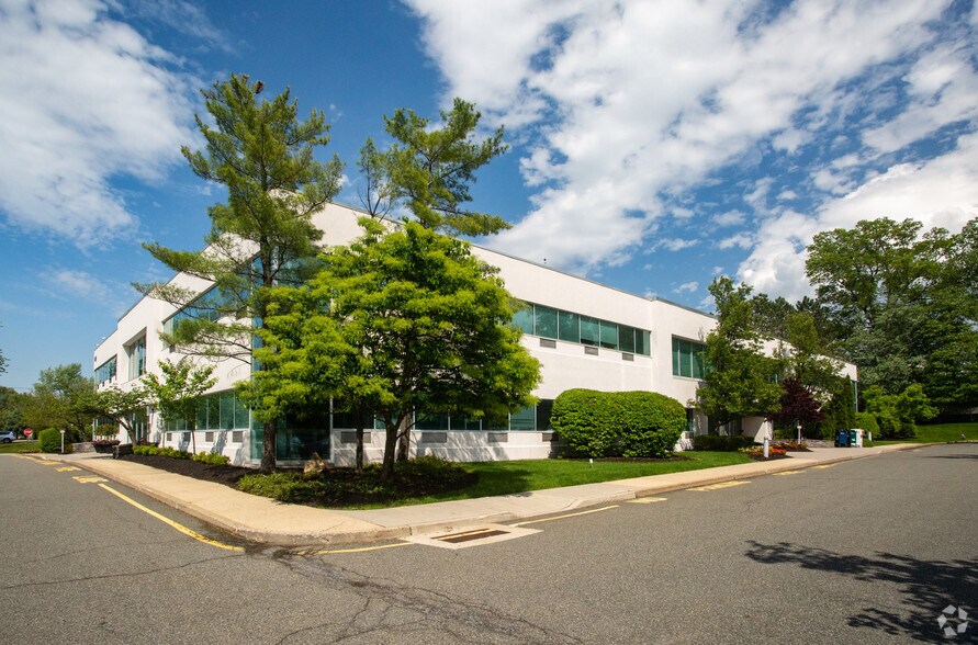 651 Old Mount Pleasant Ave, Livingston, NJ à louer - Photo du bâtiment - Image 2 de 13