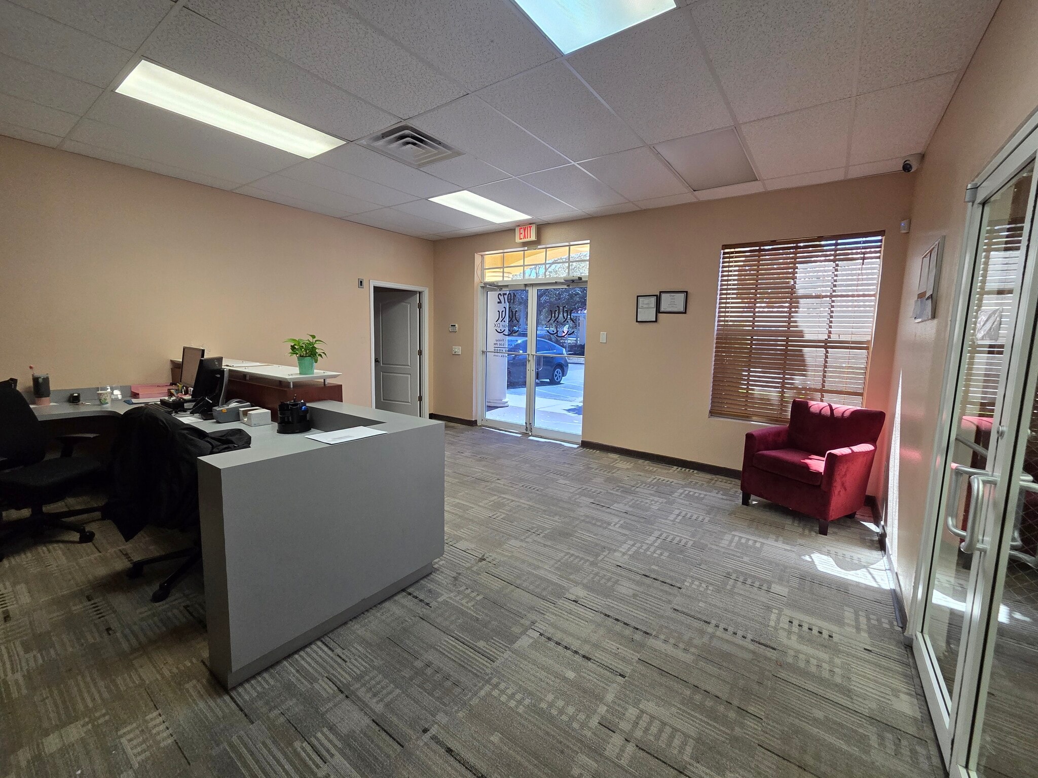 1070-1072 E Brandon Blvd, Brandon, FL for lease Lobby- Image 1 of 11