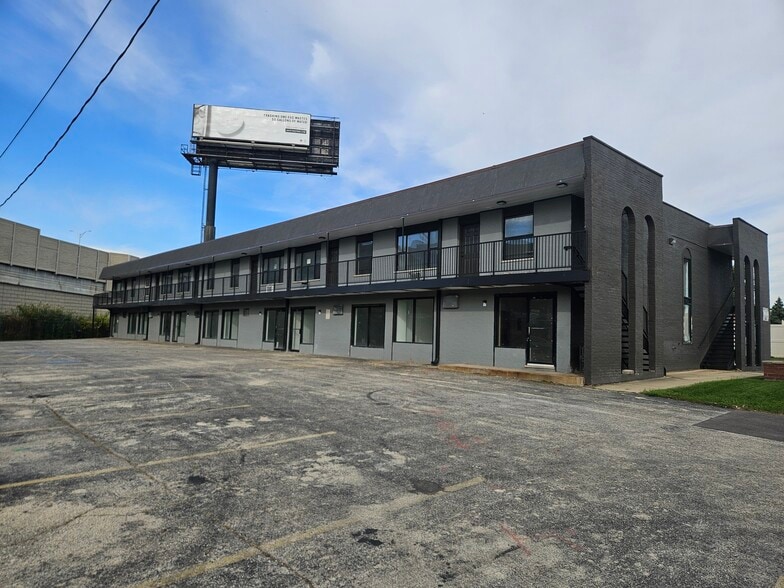 8646 S Roberts Rd, Justice, IL à louer - Photo du bâtiment - Image 1 de 6