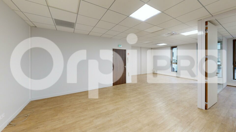 Office in Neuville-sur-Saône for lease - Interior Photo - Image 1 of 5