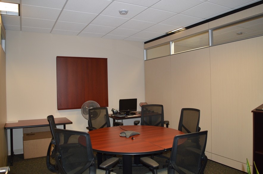 10436 81st Ave NW, Edmonton, AB à louer - Photo intérieure - Image 3 de 13