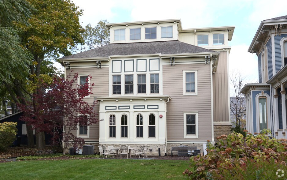 225 W Jefferson Ave, Naperville, IL à louer - Photo principale - Image 1 de 8