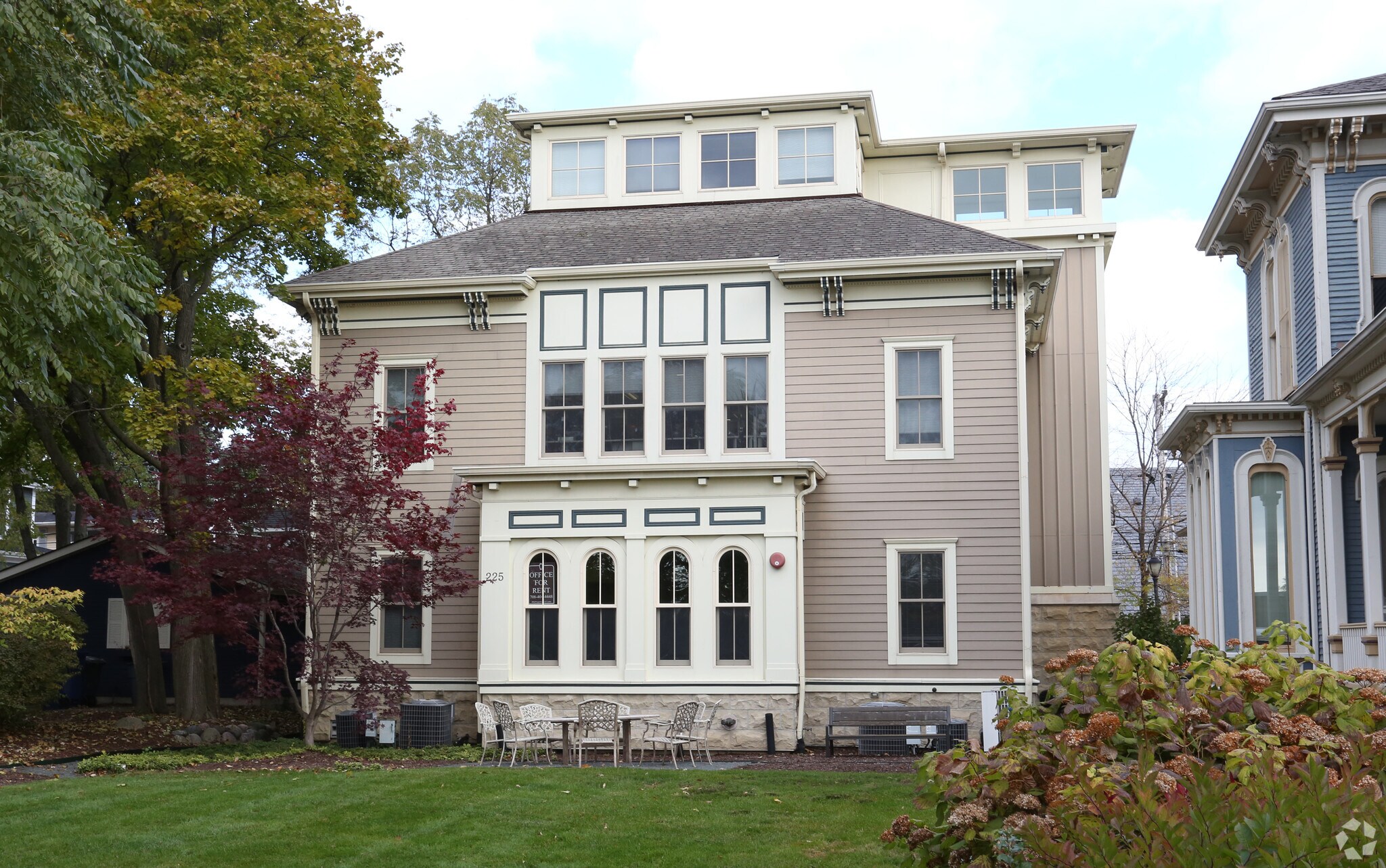 225 W Jefferson Ave, Naperville, IL à louer Photo principale- Image 1 de 9