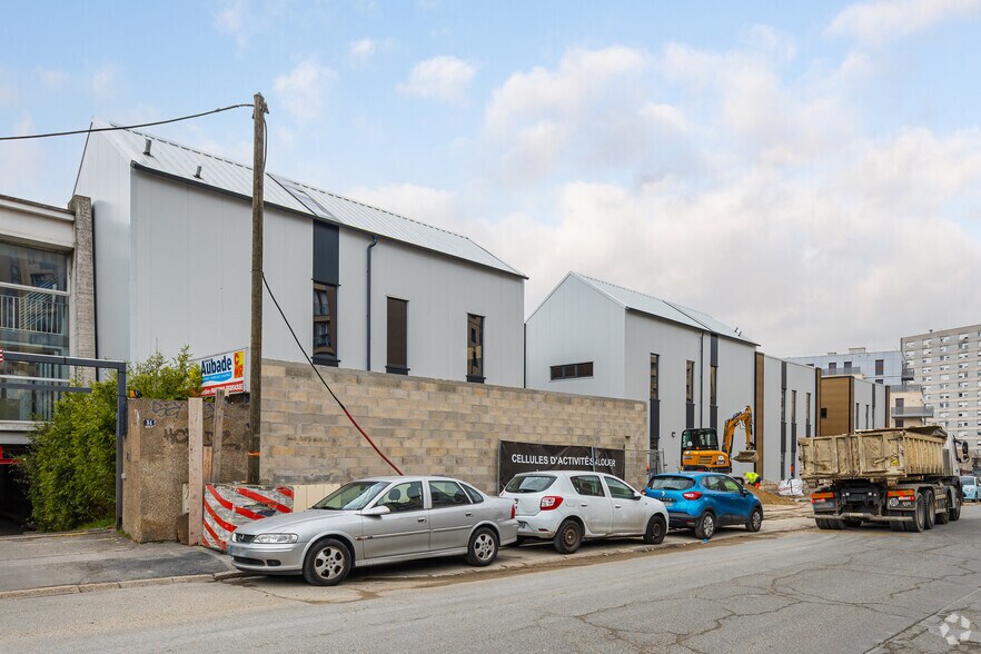 Flex in Bagnolet for lease - Building Photo - Image 2 of 3