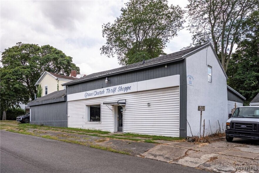 106 La Grange Ave, Lockport, NY à vendre - Photo du bâtiment - Image 2 de 6