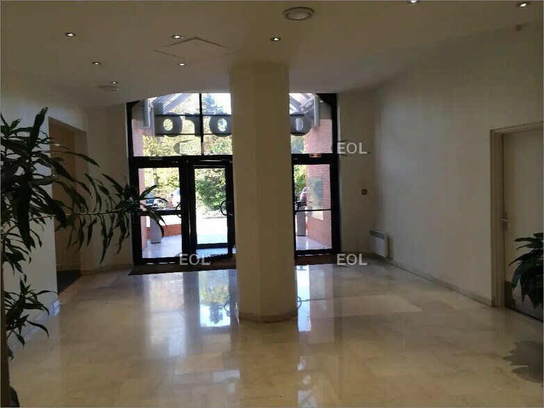 Office in Montigny-le-Bretonneux for lease - Lobby - Image 2 of 5