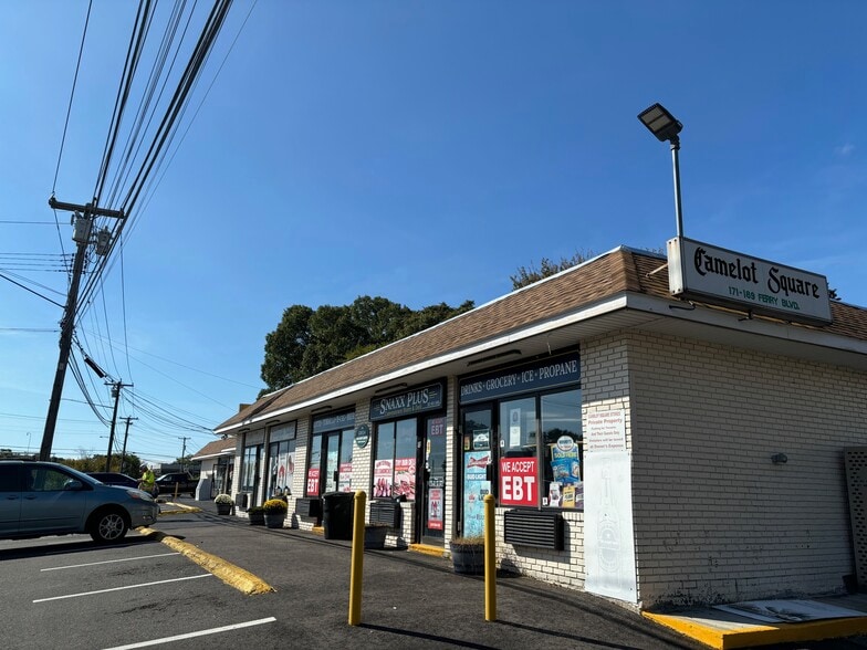 171 Ferry Blvd, Stratford, CT for lease - Building Photo - Image 1 of 1