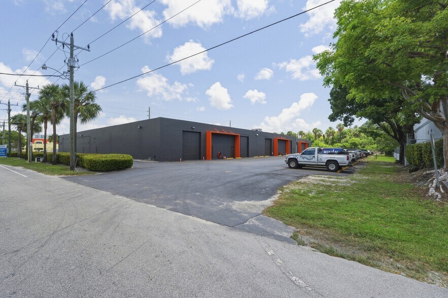 2968 Ravenswood Rd, Fort Lauderdale, FL for lease - Building Photo - Image 2 of 8