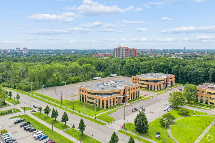 400 Boul Armand-Frappier, Laval, QC à louer - Aérien - Image 2 de 3