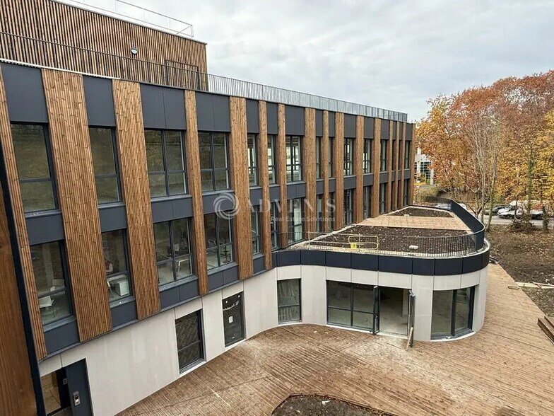 Bureau dans Champs-sur-Marne à louer - Photo du bâtiment - Image 2 de 12
