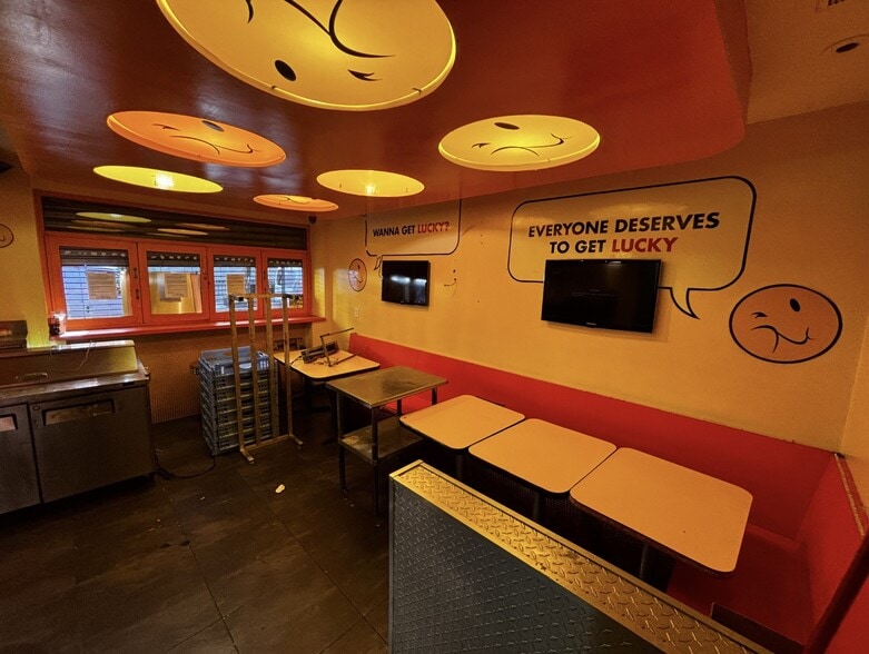 370 W 52nd St, New York, NY for lease - Building Photo - Image 3 of 4