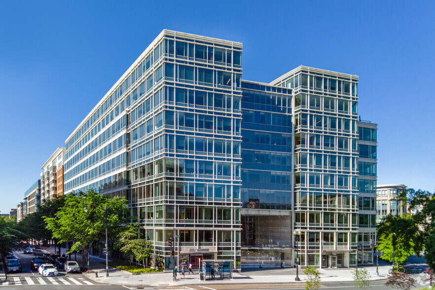 2200 Pennsylvania Ave NW, Washington, DC à louer - Photo du bâtiment - Image 1 de 4